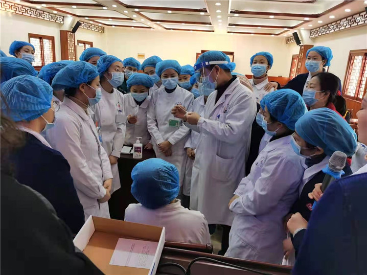 信陽市中醫(yī)院開展新冠肺炎核酸采樣及防護(hù)服穿脫技術(shù)培訓(xùn)