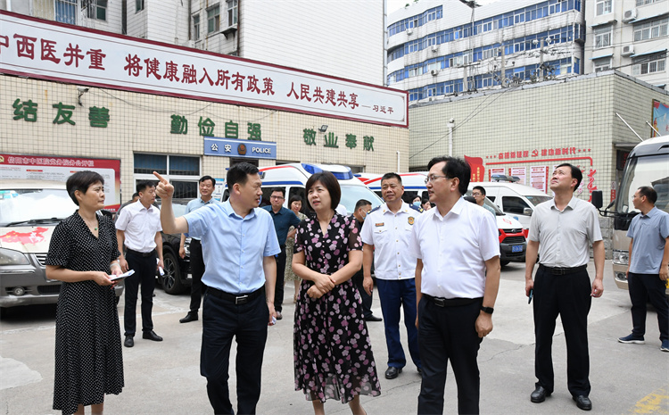 副市長鄭云一行蒞臨信陽市中醫(yī)院調(diào)研指導工作